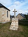 Guidel : chapelle de Locmaria, croix située dans le placître de la chapelle.