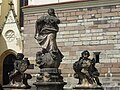 Heiligenstatue an der Kirche (Hl. Immaculata)