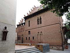 086 Bust de Domènech i Montaner a l'Ateneu, amb la casa Roura al fons (Canet de Mar).JPG