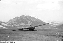 Bundesarchiv Bild 101I-567-1503C-33, Gran Sasso, gelandeter Lastensegler.jpg