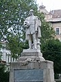 Széchenyi István szobra a róla elnevezett főtéren