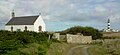 À Ouessant, la chapelle Notre-Dame de Bon Voyage et, en arrière plan, le phare de Créac'h.