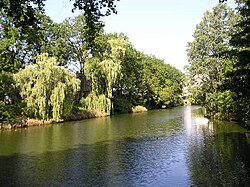 Polski: Pozostałości fosy English: Remains of the moat Deutsch: Reste des Burggrabens