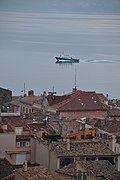 Un bateau sur les toits, St Tropez (24397453782).jpg