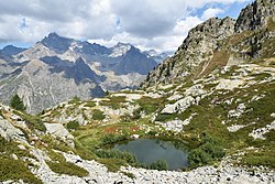 Le plus petit des lacs de Pétarel avec en arrière plan le sommet de l'Olan (Parc national des Ecrins)