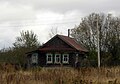 English: Abandoned house in village Kokaryovka, Arzamassky District of Nizhny Novgorod Region, Russia. Русский: Пустующий дом в деревне Кокарёвке, Арзамасский район Нижегородской области, Россия.