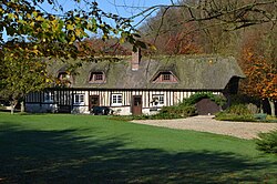 Maison normande près du Val de la Haie en descendant du plateau de Caux