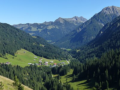 Blick von Baad hinauf in die Berge zur Kanzelwand-Bergstation,