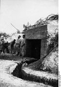 Bundesarchiv Bild 146-2008-0083, Westfront, Schützengraben.jpg