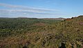 La "montagne "de Saint-Rivoal : Village de Lost-ar-C'hoad en bas,le Garreg, landes et pinèdes de Bodenna, St-Michel et Tuchenn-Kador au fond