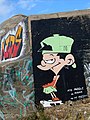 Le personnage de bande dessinée Kid Paddle créé par Midam et représenté par Kasam sur le bunker (Mur de l'Atlantique) de la plage de Longchamps à Saint-Lunaire en Ille-et-Vilaine.