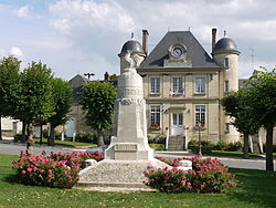 Nesles la Vallée : Mairie et monument aux morts