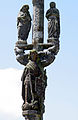 Le calvaire de Laz : statues de la Vierge, de saint Jean et, en bas, de saint Georges