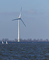 De Ambtenaar, de hoogste windmolen van Europa staat bij Medemblik. Zicht vanaf de MS Friesland.