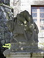 Église paroissiale Saint-Germain et Saint-Louis, statue d'un cavalier au chevet de l'église.