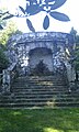 Saint-Goazec, parc du château de Trévarez : fabrique dominant l'ancienne carrière de Trévarez et couronnée d'un belvédère