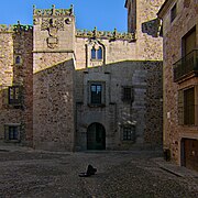 Fachada del Palacio de los Golfines de Abajo, Cáceres.jpg