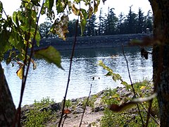 Lac de Saint-Féréol, au fond le mur du barrage