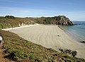 La plage du Poul (plage de Kerglintin) vue de l'ouest ; à l'arrière-plan la pointe du Guern.