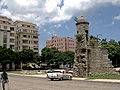 English: Part of the old town walls in La Habana, and a soviet tank. Italiano: Resti delle vecchie mura cittadine de La Habana con un carrarmato sovietico.