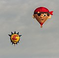Meerdere ballonnen gelijktijdig in de lucht tijdens de Jaarlijkse Friese ballonfeesten in Joure.