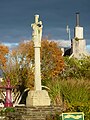 Saint-Goazec : le calvaire du XVème siècle et sa Vierge à l'Enfant