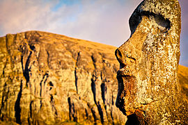 Amanecer Moai Rano Raraku - Flickr - Alanbritom.jpg