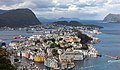 "Vista_de_Ålesund_desde_Aksla,_Noruega,_2019-09-01,_DD_16.jpg" by User:Poco a poco