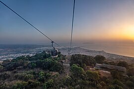 Gondolowa kolej linowa z Trapani do Erice, panorama prowincji Trapani , na lewo widoczne pola solne, Sicilia. Włochy, lipiec 2024.jpg