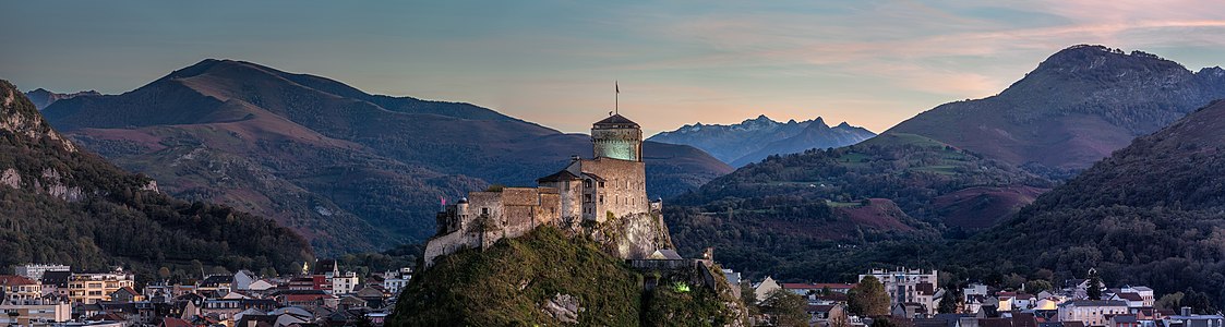 "2018_-_Château_fort_de_Lourdes.jpg" by User:Moahim