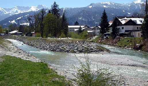 Mündung der Partnach (von links im Foto) in die Loisach