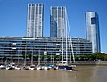 Barcos y veleros en Puerto Madero, Argentina.