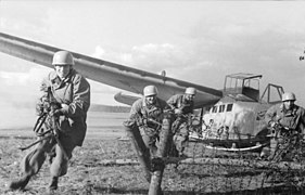 Bundesarchiv Bild 101I-569-1579-14A, Italien, Fallschirmjäger, gelandeter Lastensegler DFS 230.jpg