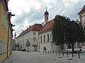 Kirchplatz von St. Stephan mit Gruftkapelle, Kloster Hl. Kreuz und Turm der ehemaligen Silvesterkirche