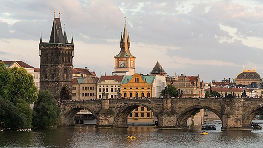 "North_view_of_Charles_Bridge_from_Mánesův_most,_Prague_20160808_2.jpg" by User:DXR