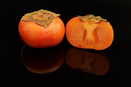 "Fuyu_persimmon_fruits,_one_cut_open.jpg" by User:Frank Schulenburg