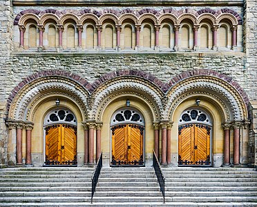 "Portal_of_St._Andrew's_Church.jpg" by User:Maksimsokolov