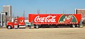 Camion Coca-Cola (le tracteur est de marque Peterbilt, modèle Peterbilt 379) devant le "World of Coca-Cola" à Atlanta à l'approche de Noël, avec, au fond à gauche, le siège mondial de Coca-Cola.