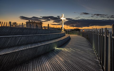 "La_Croix_du_Mont_Saint-Clair.jpg" by User:Christian Ferrer