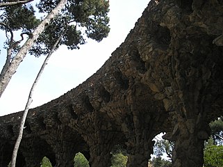 Viaduct resembling pine trees with birds nests Viaducto con columnas en forma de pino con nidos de pájaros