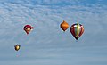 Meerdere ballonnen gelijktijdig in de lucht tijdens de Jaarlijkse Friese ballonfeesten in Joure.