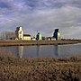 Thumbnail for File:Alberta Wheat Pool grain elevators in Strathmore, Alberta.jpg