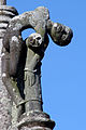 Le calvaire près de l'église paroissiale Saint-Hernin, croix en tau avec le mauvais larron