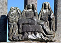 Le calvaire près de l'église paroissiale Saint-Hernin, Vierge de Pitié avec saint Jean et sainte Marie-Madeleine