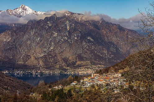 von Ponna über den Lago di Lugano gesehen die Felswand oberhalb von Cima (Porlezza), im Hintergrund die Cima di Fiorina, photo description