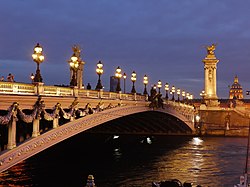 Pont Alexandre III après la tombée de la nuit