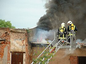 Feuerwehrleute auf einer Drehleiter