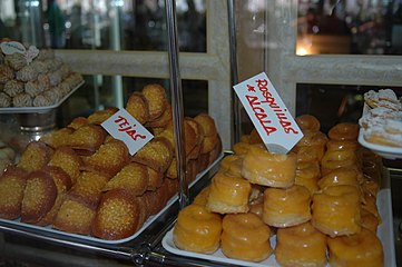 Postres típicos: tejas y rosquillas / Typical desserts: tejas y rosquillas