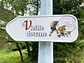 Panneau situé au bord de la route des Argeats autour du lac de Vonnes à Châtel : il indique la Vieille Douane, l’ancienne douane avant le Pas de Morgins et la frontière suisse. Le dessin est de Jérôme Phalippou, ancien douanier en ce lieu.