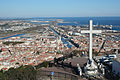 Vue sur la ville. On aperçoit les villes de Frontignan, Palavas, la Grande-Motte. On devine la côte du Phare de l'Espiguette.